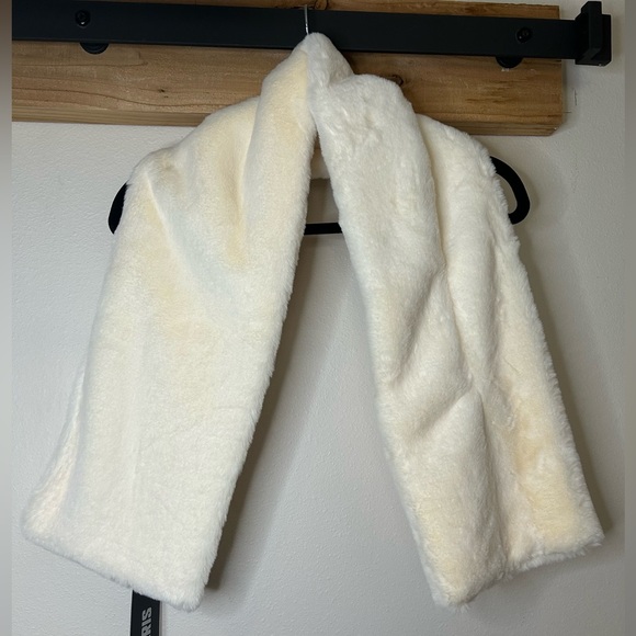 NWT APPARIS IVORY BAMBI SCARF WITH PULL THROUGH CLOSURE - Picture 4 of 8